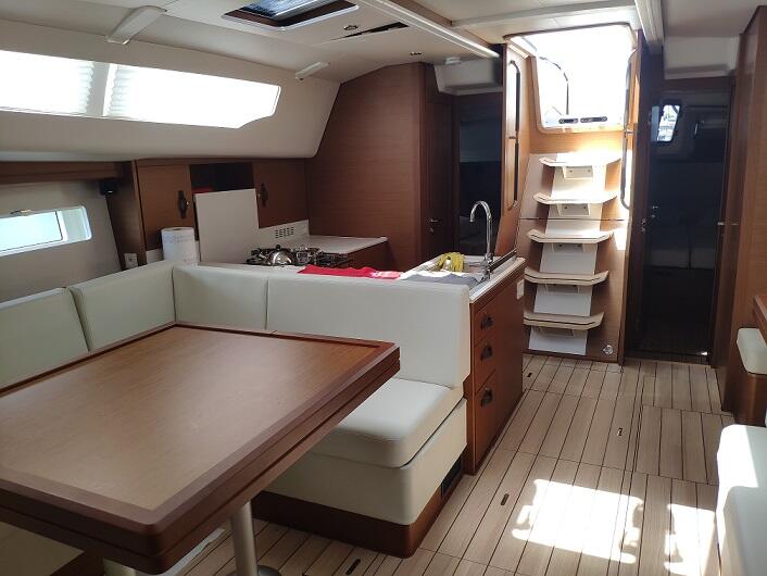 Sailing yacht 