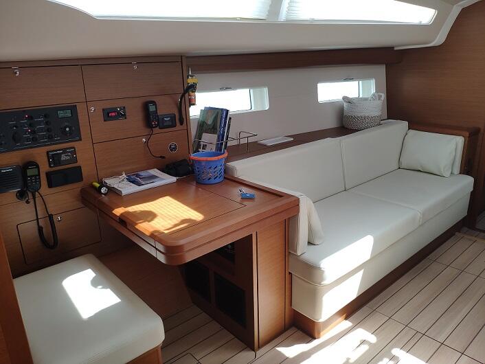 Sailing yacht 