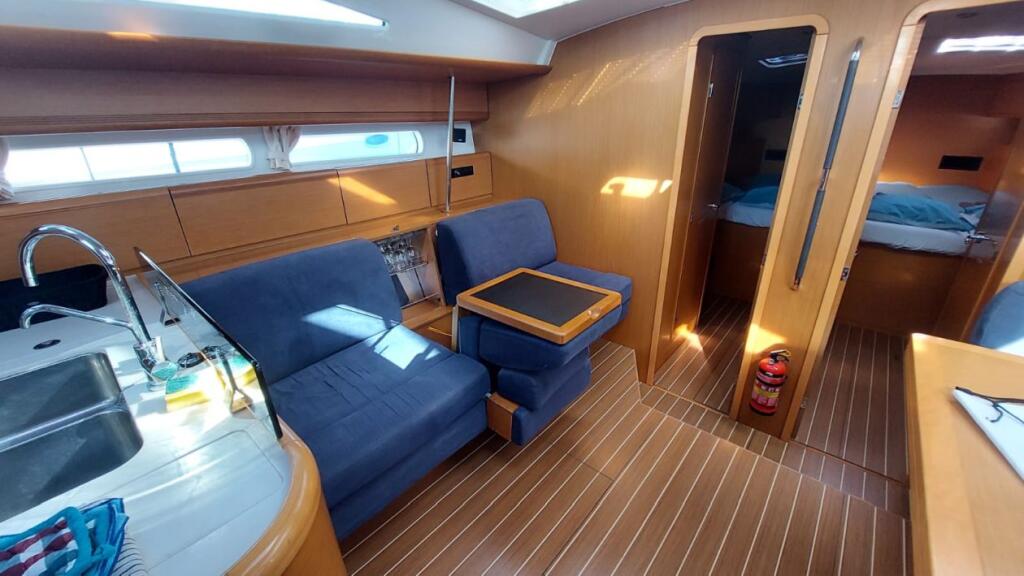 Sailing yacht 