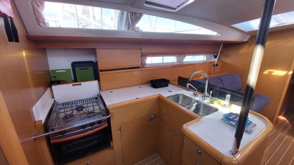 Sailing yacht 