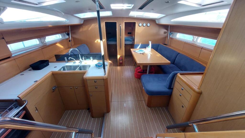 Sailing yacht 