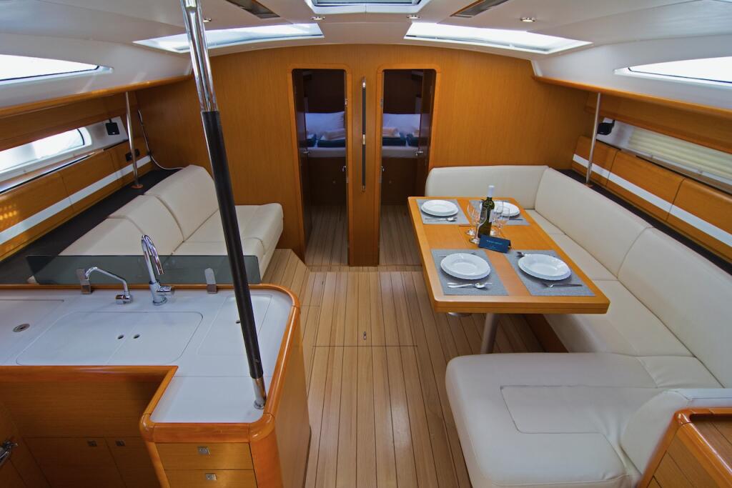 Sailing yacht 