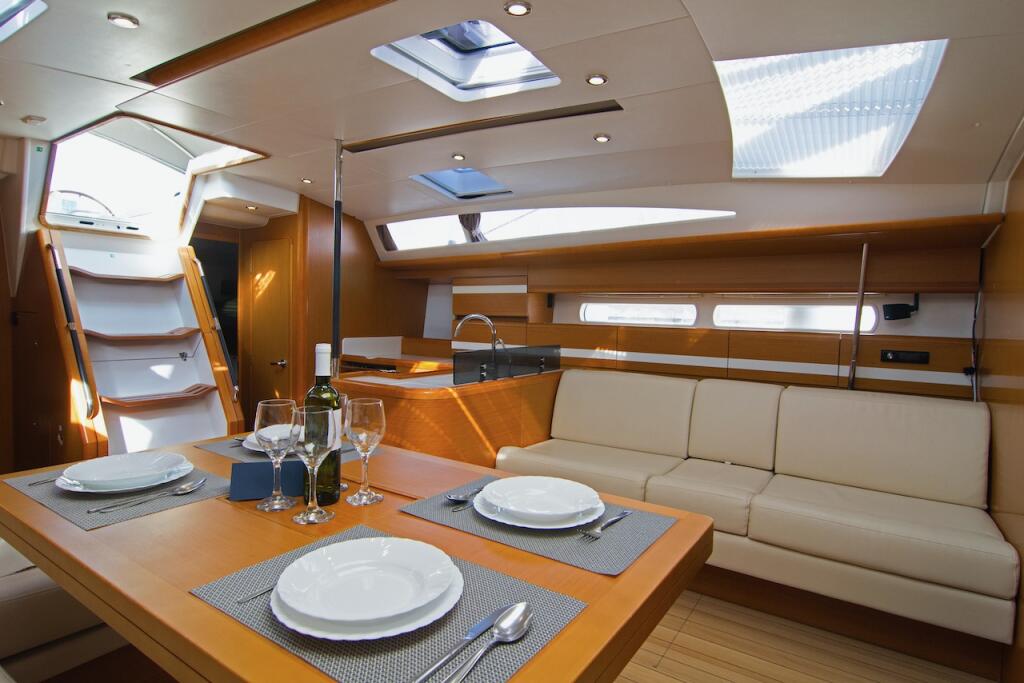 Sailing yacht 