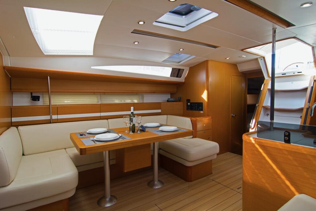 Sailing yacht 
