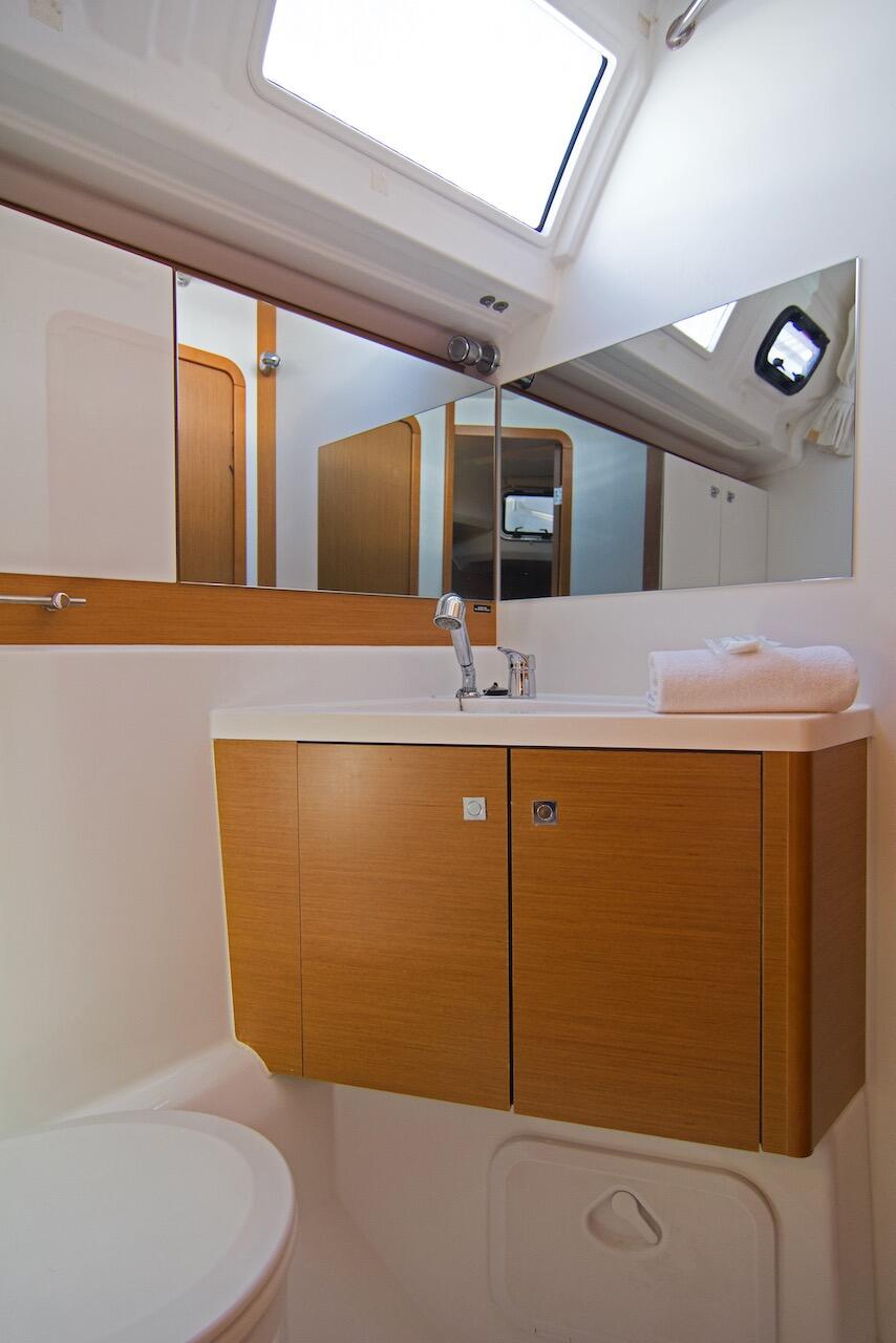 Sailing yacht 