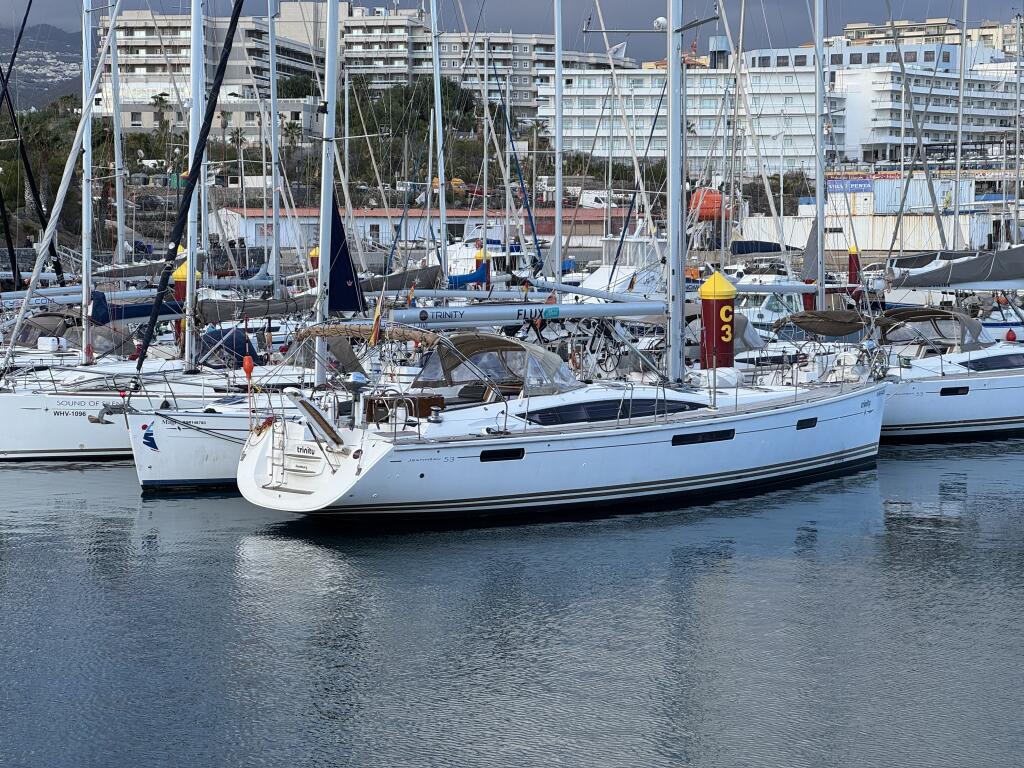 Sailing yacht 