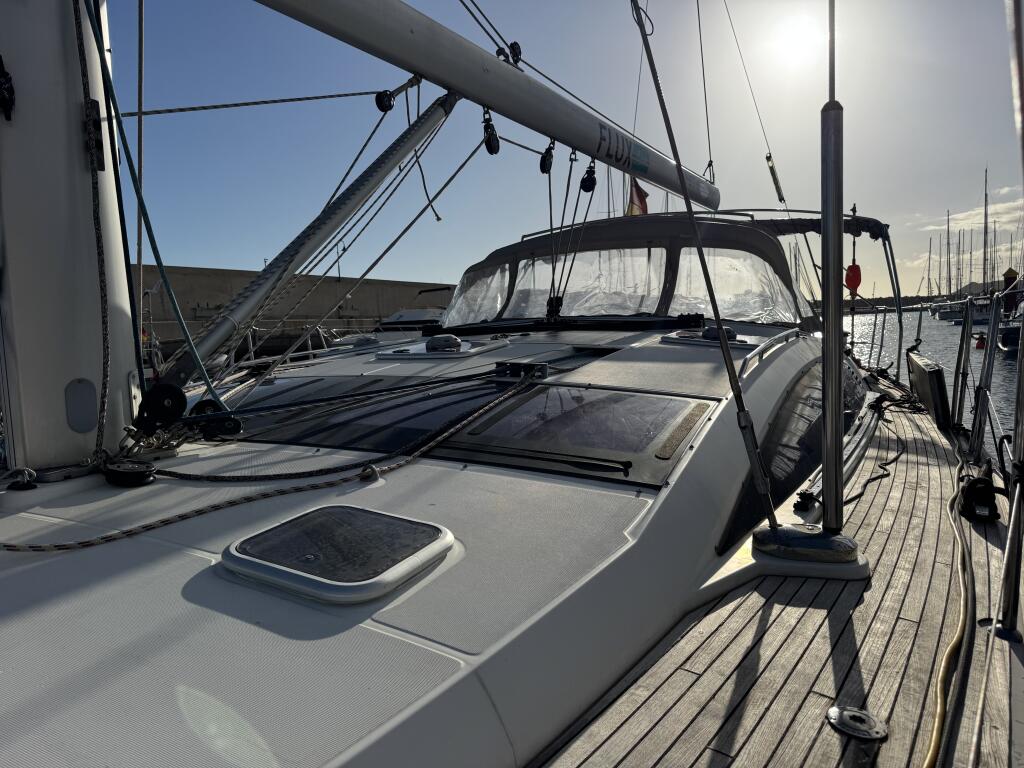 Sailing yacht 