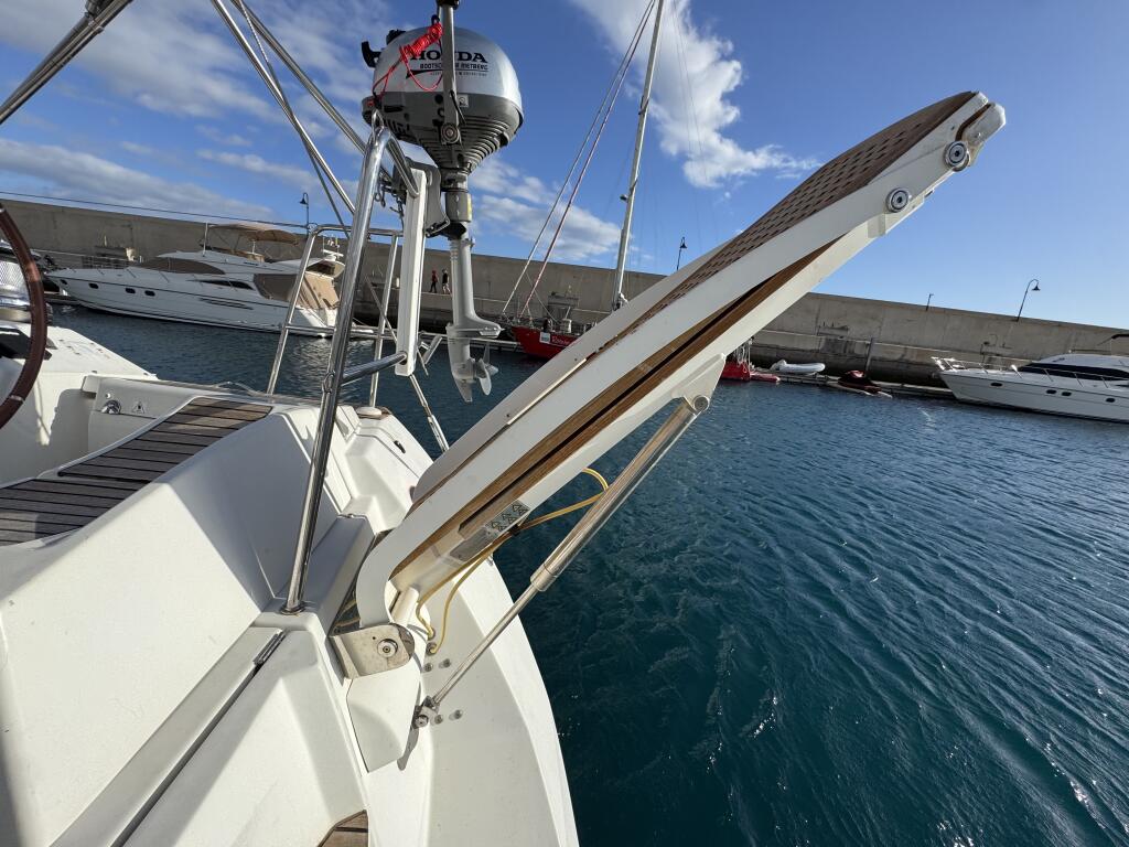 Sailing yacht 