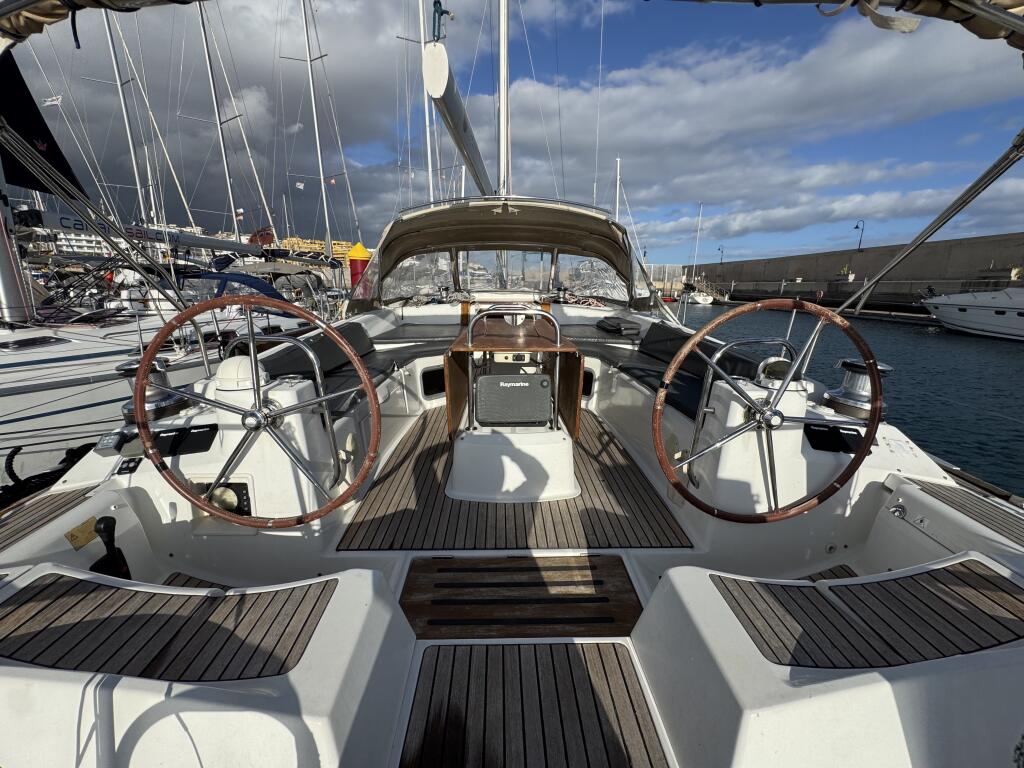 Sailing yacht 