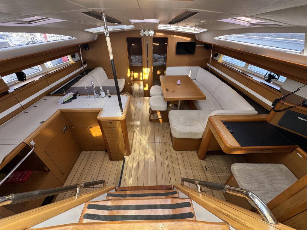 Sailing yacht 