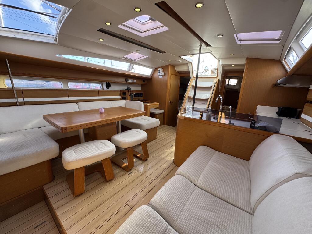 Sailing yacht 