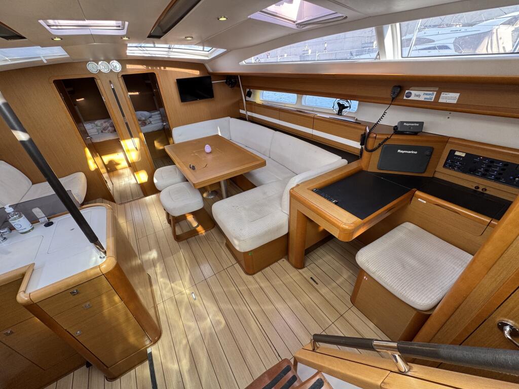 Sailing yacht 
