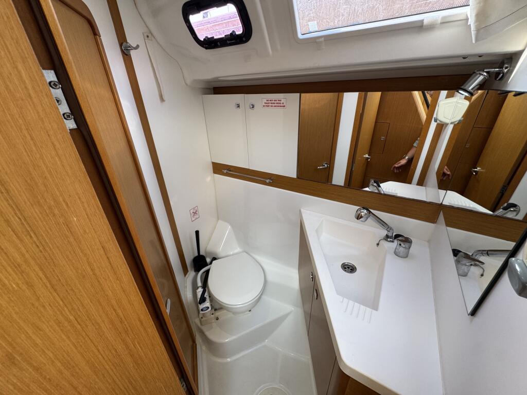 Sailing yacht 
