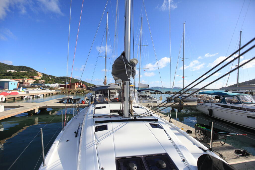 Sailing yacht 