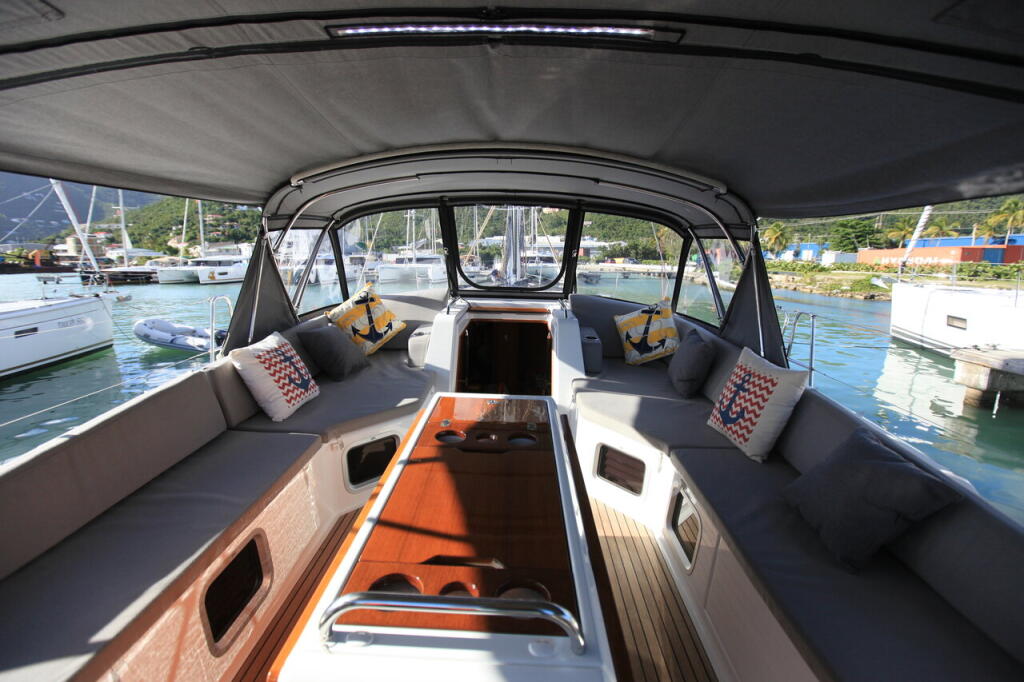 Sailing yacht 