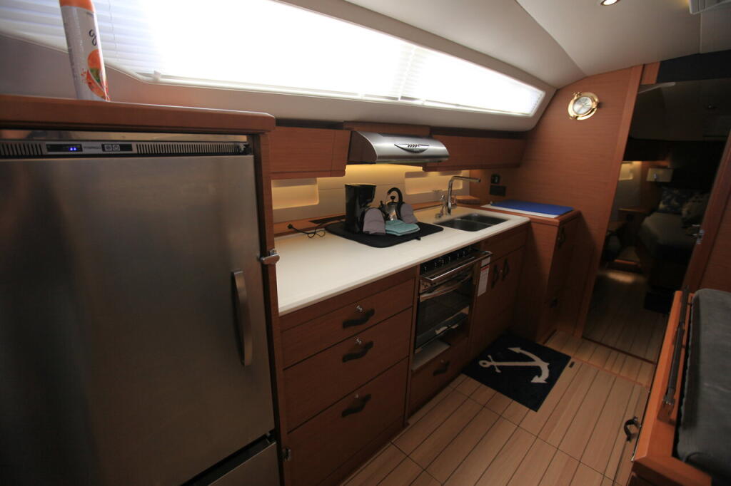 Sailing yacht 