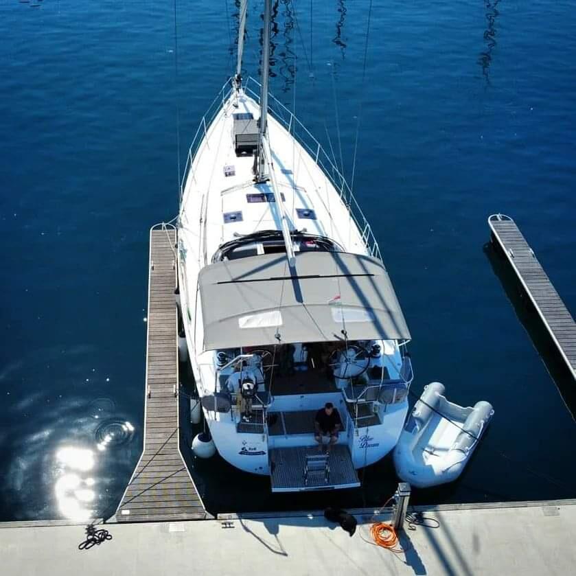 Sailing yacht 