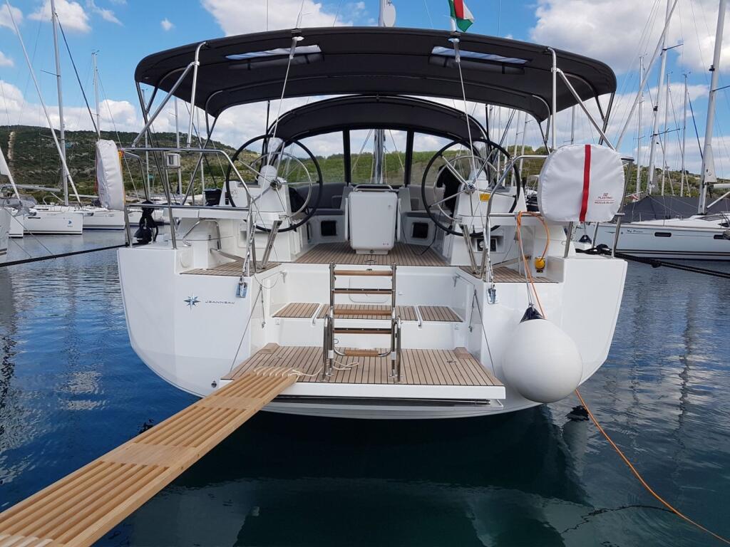 Sailing yacht 