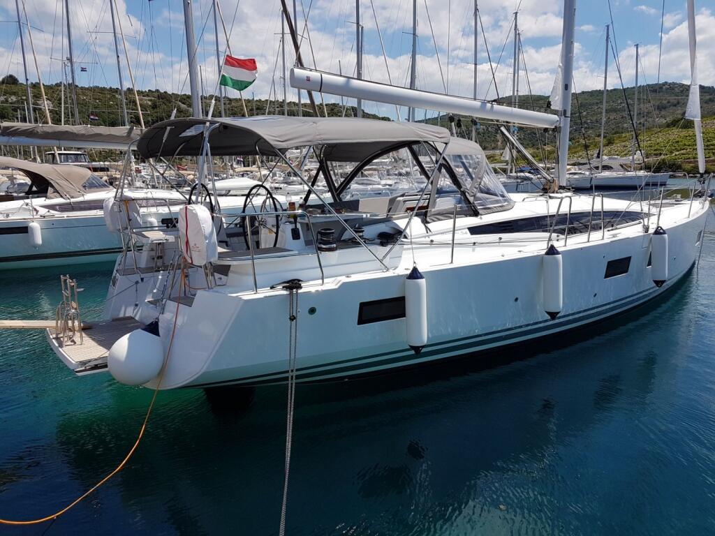 Sailing yacht 