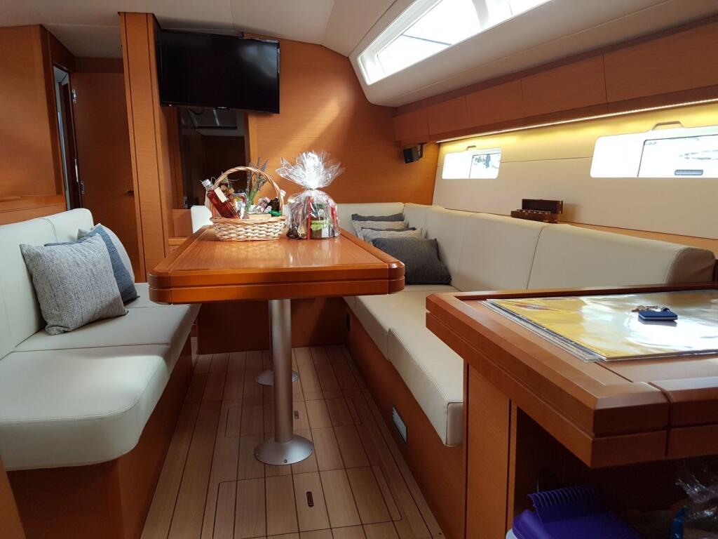 Sailing yacht 