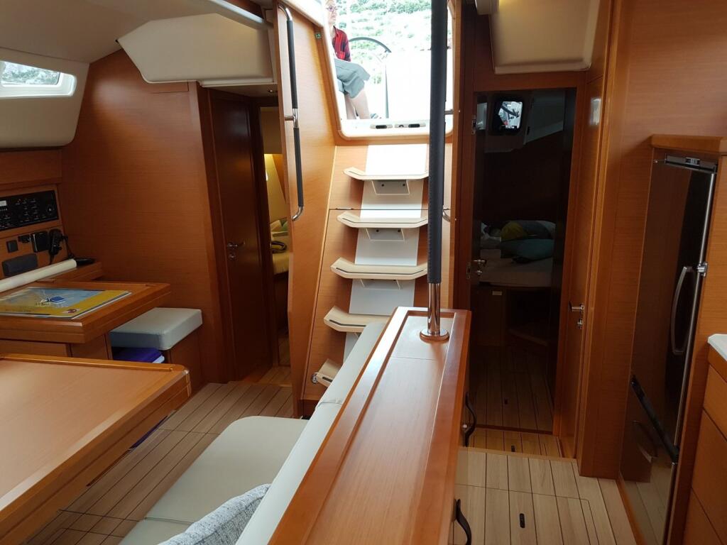 Sailing yacht 