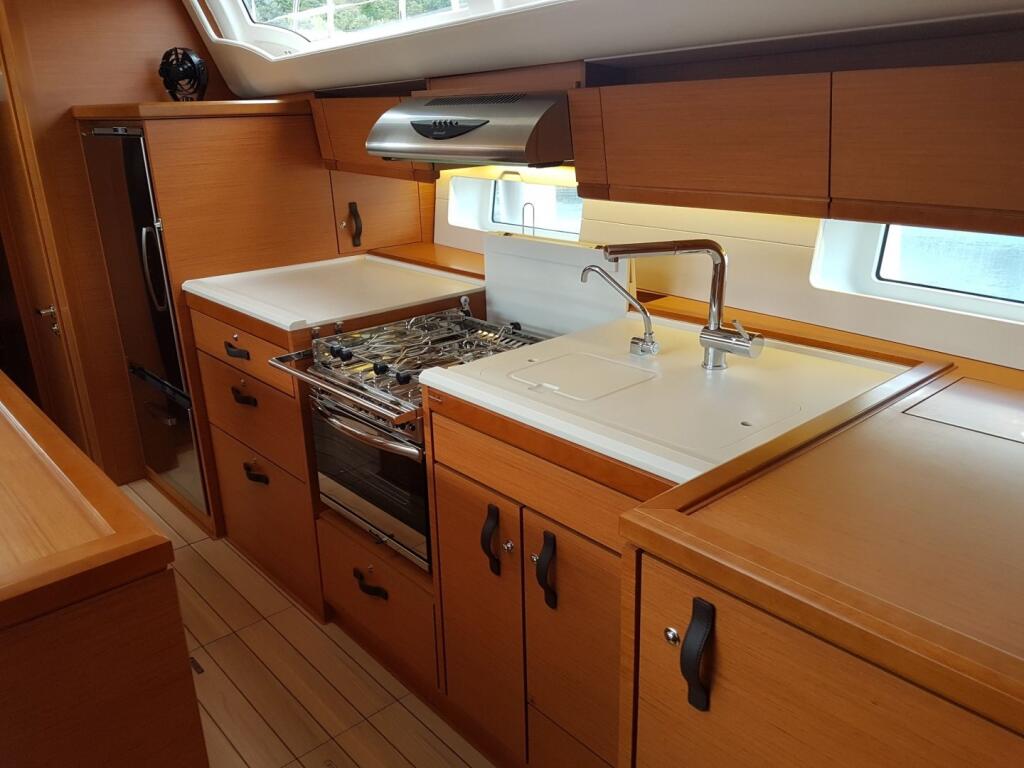 Sailing yacht 