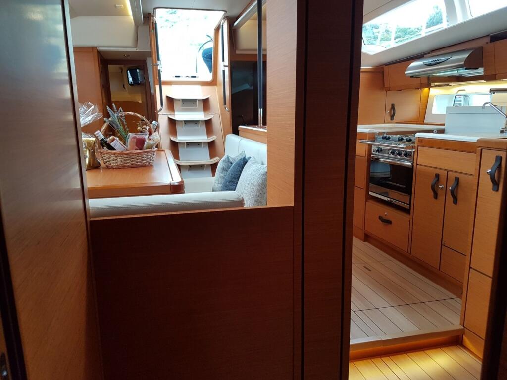 Sailing yacht 