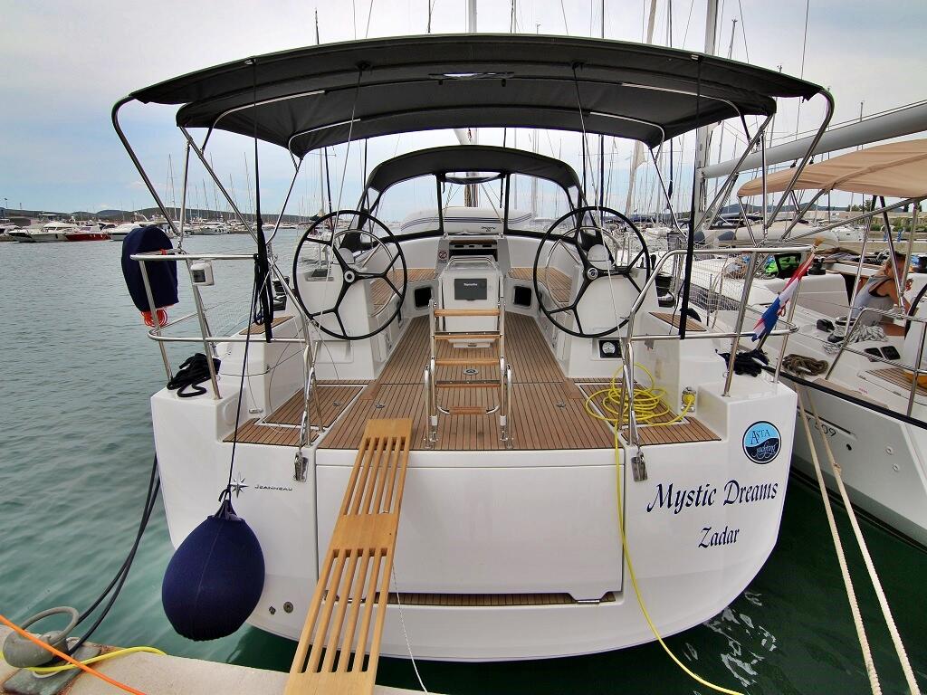 Sailing yacht 