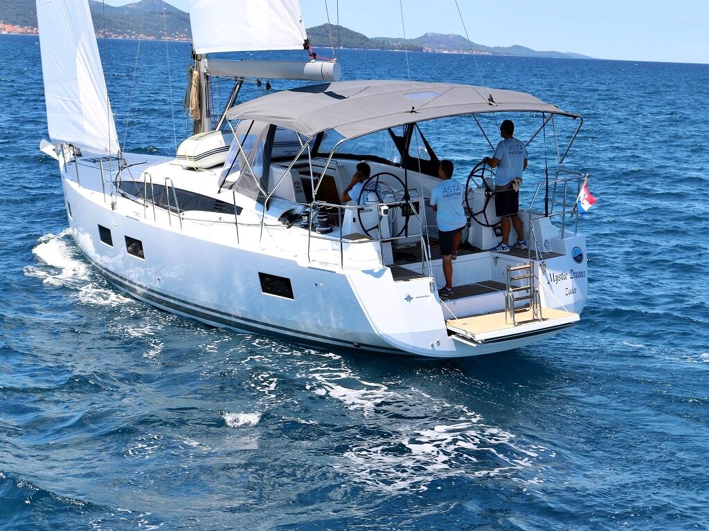Sailing yacht 