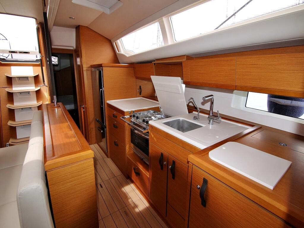 Sailing yacht 