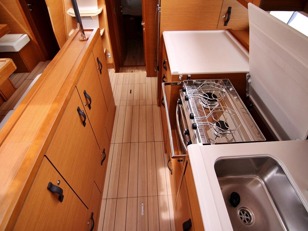 Sailing yacht 