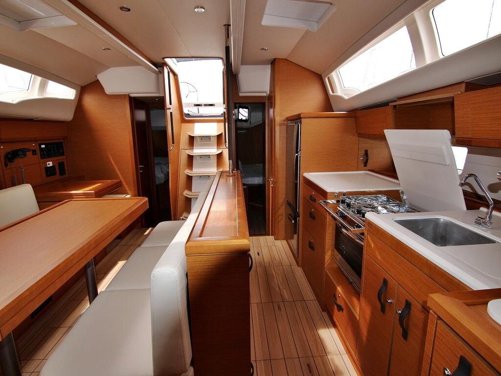 Sailing yacht 