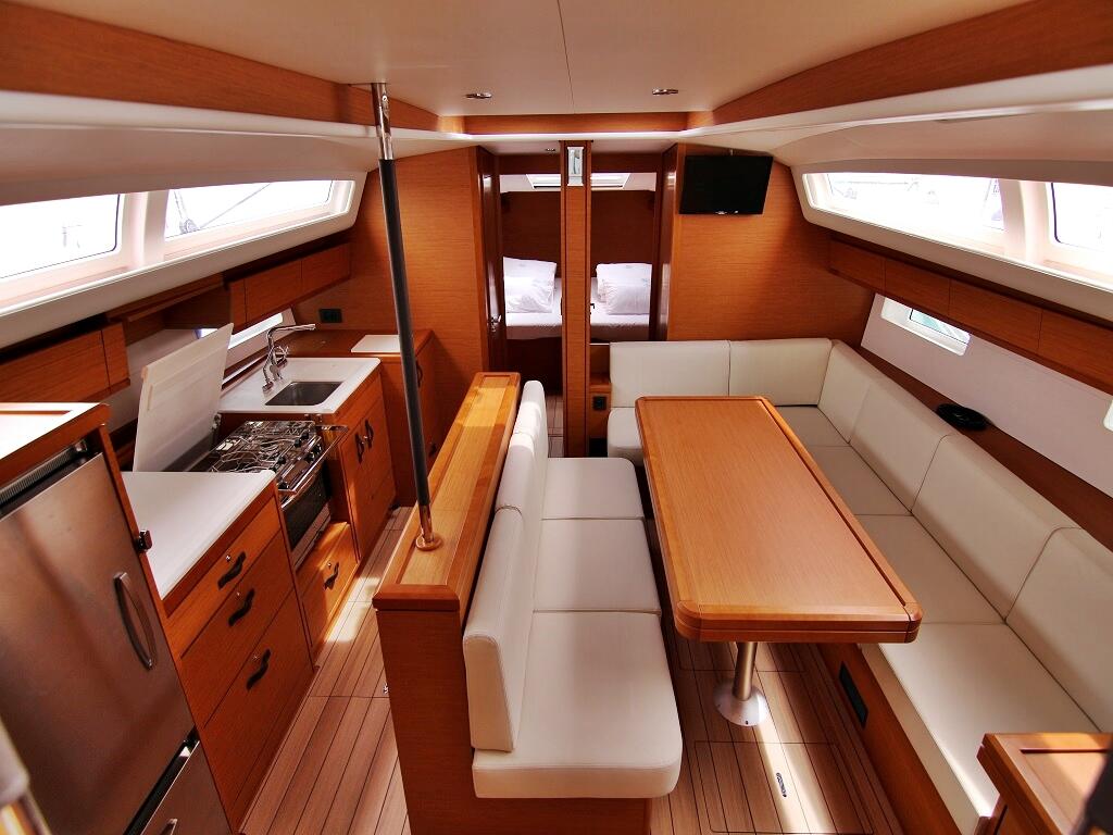 Sailing yacht 