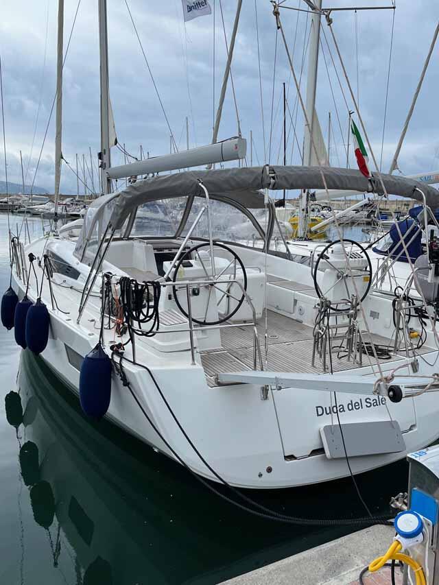 Sailing yacht 