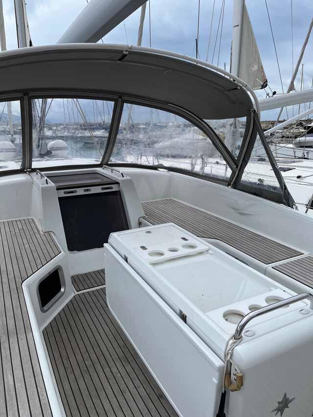 Sailing yacht 