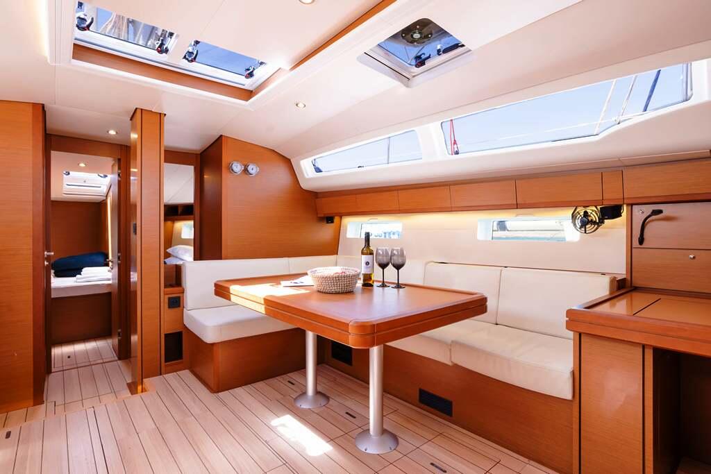 Sailing yacht 