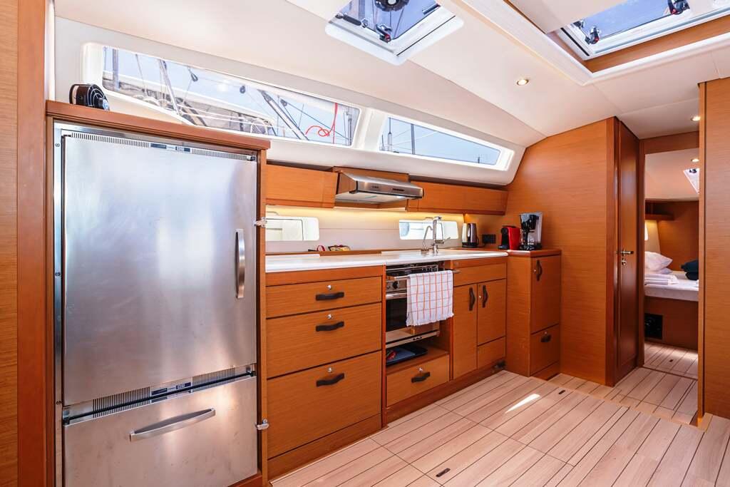 Sailing yacht 