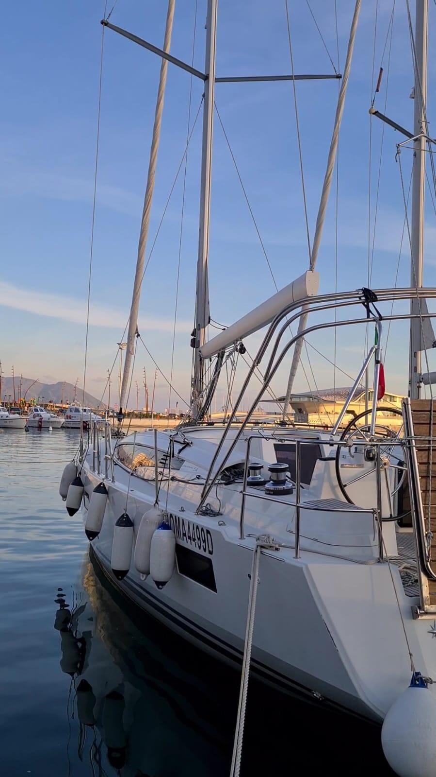Sailing yacht 