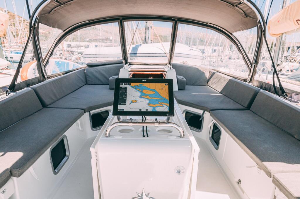 Sailing yacht 