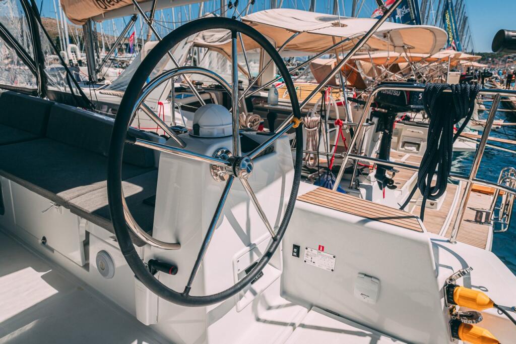 Sailing yacht 