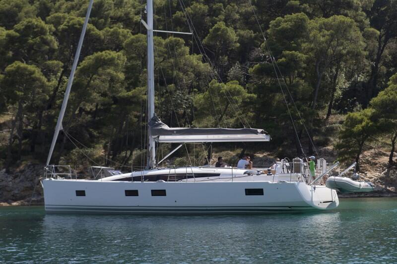 Sailing yacht 