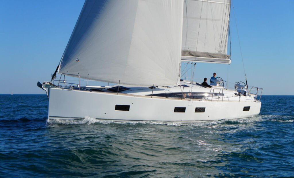 Sailing yacht 