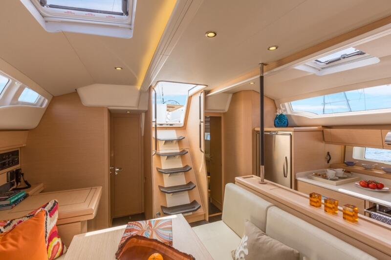Sailing yacht 