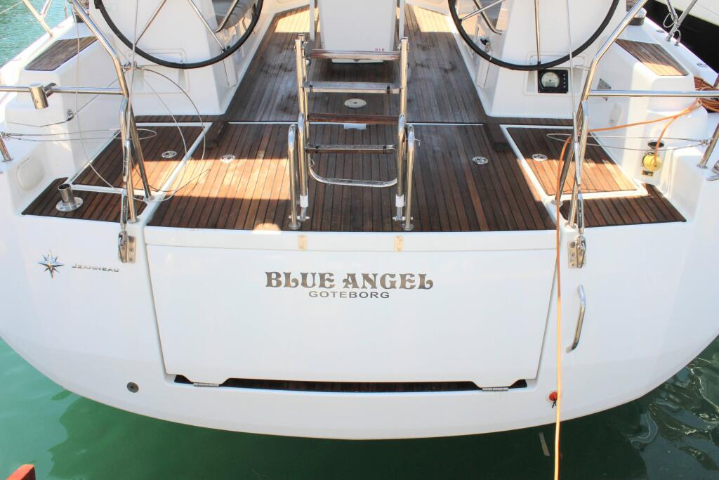 Sailing yacht 
