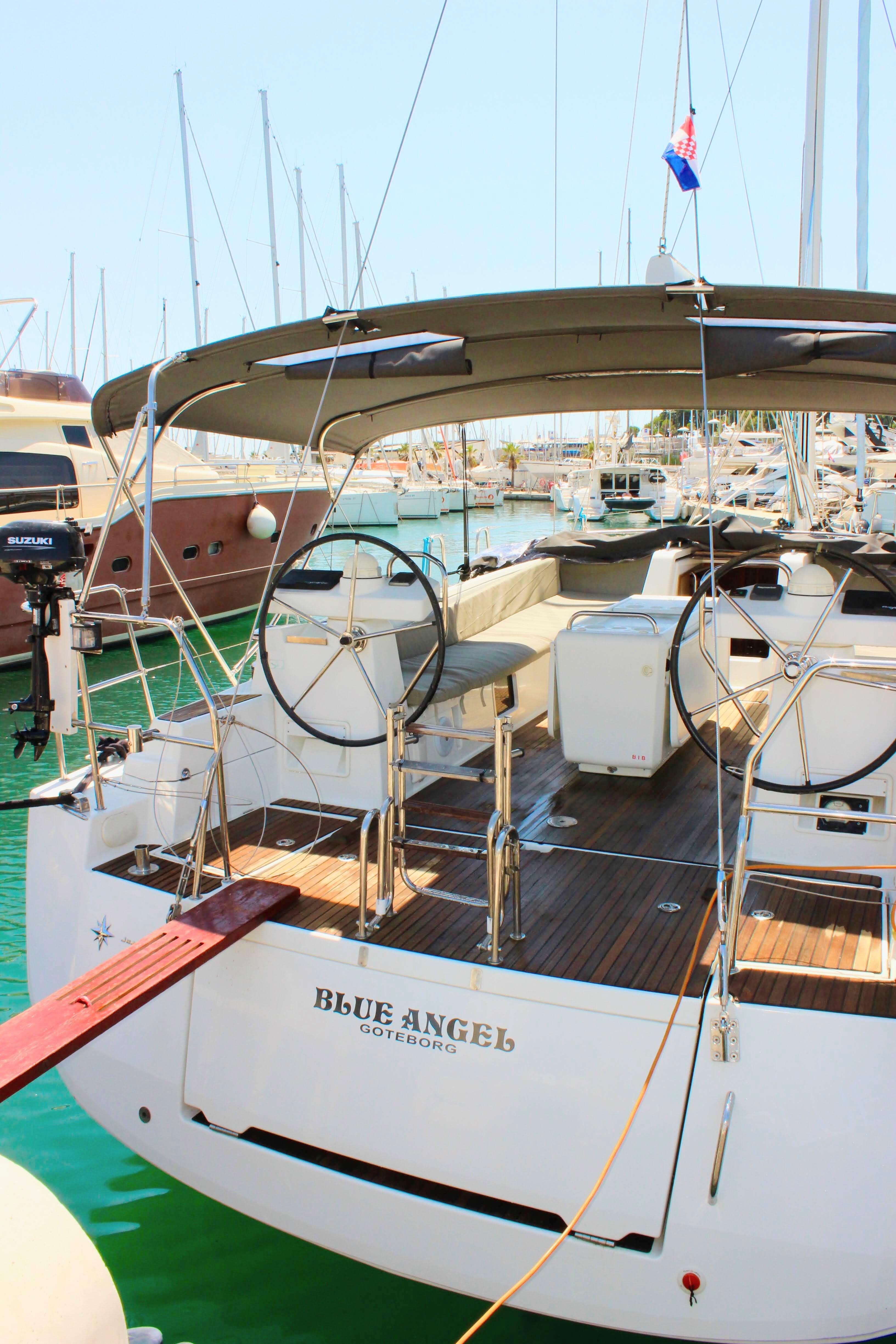 Sailing yacht 