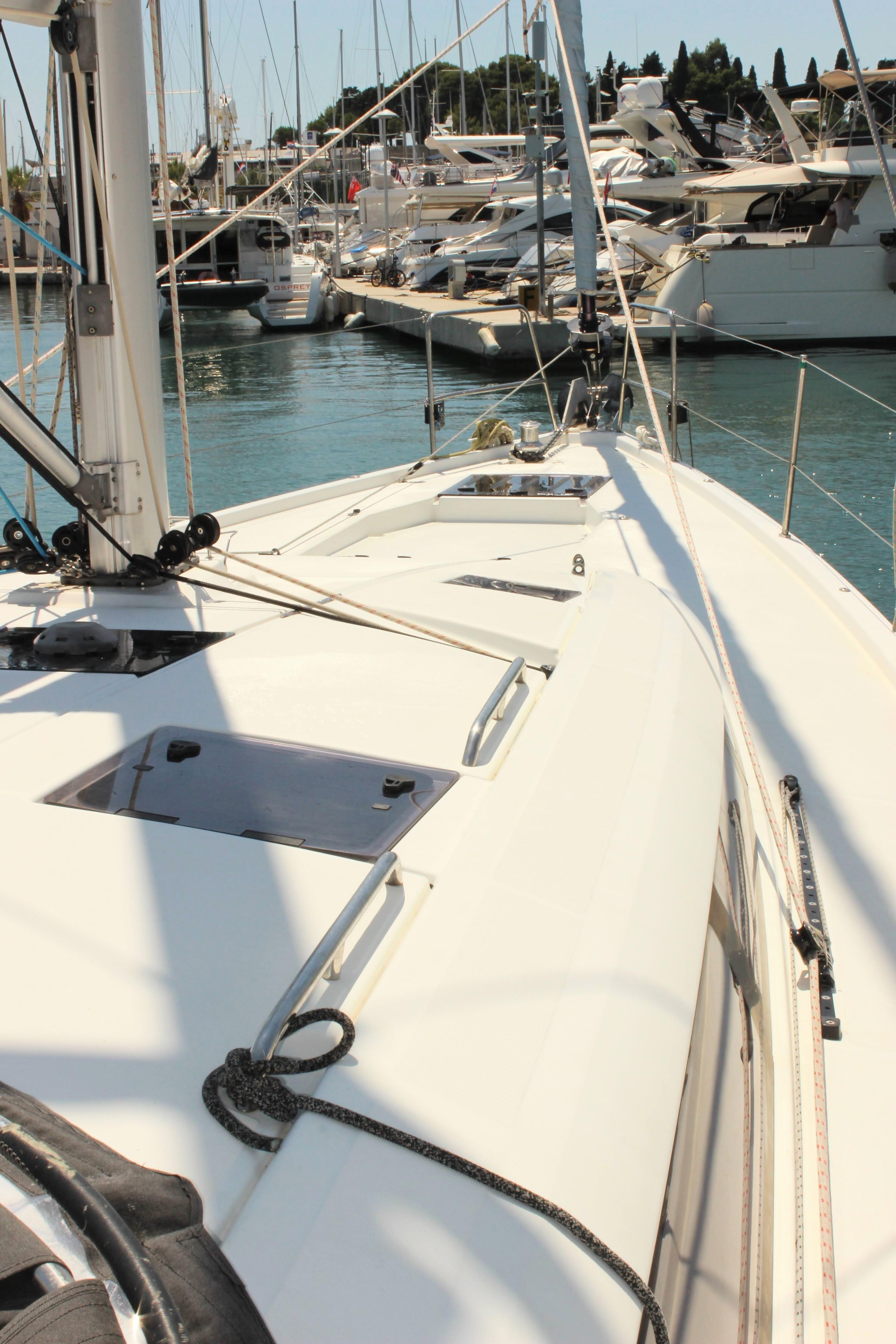 Sailing yacht 