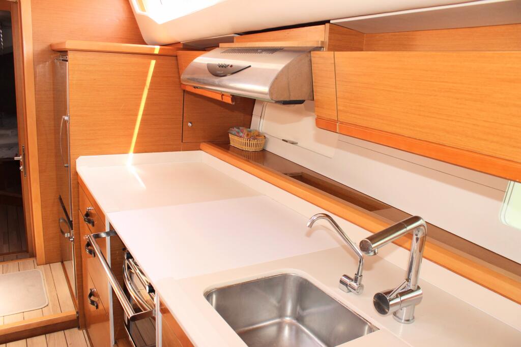 Sailing yacht 