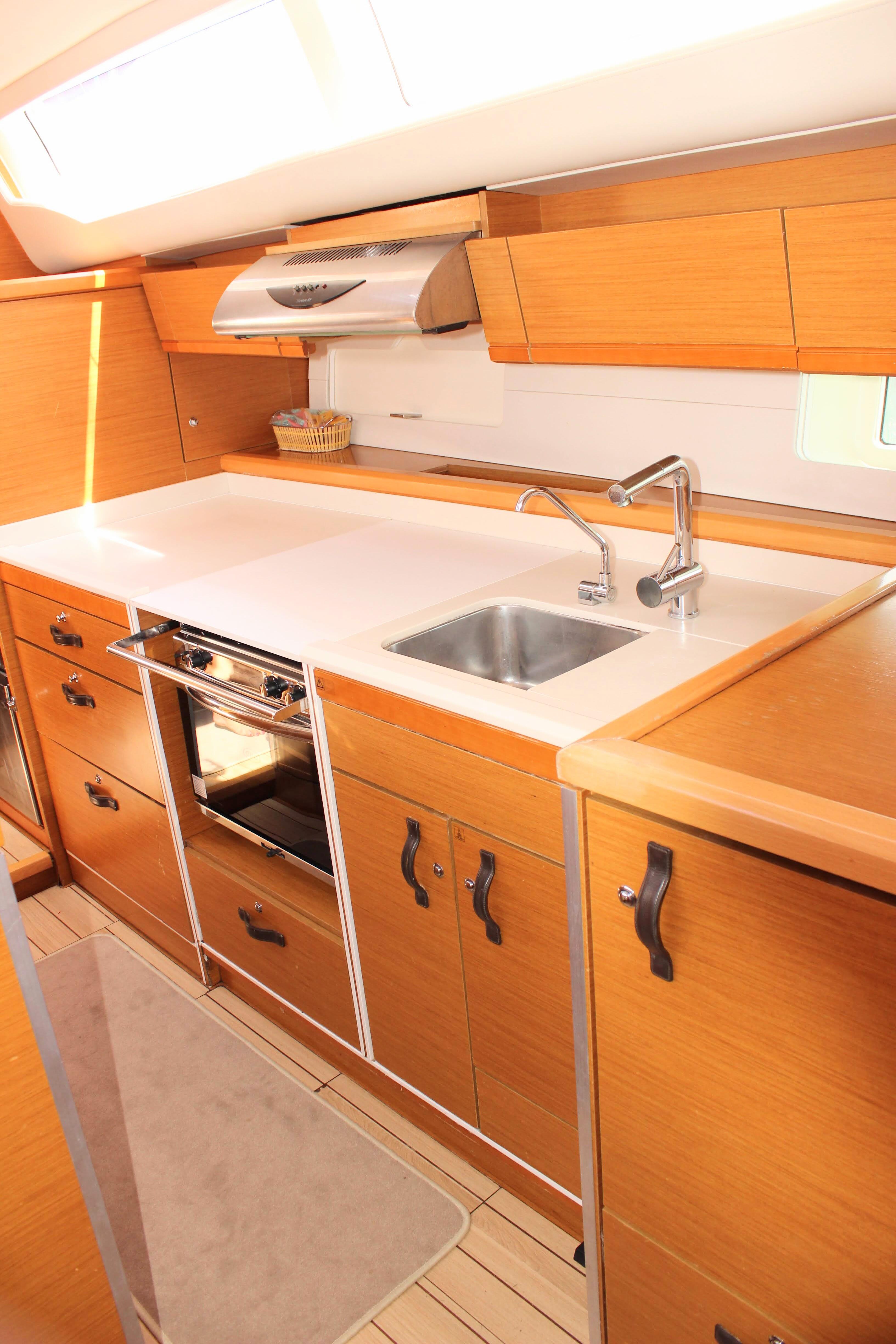 Sailing yacht 