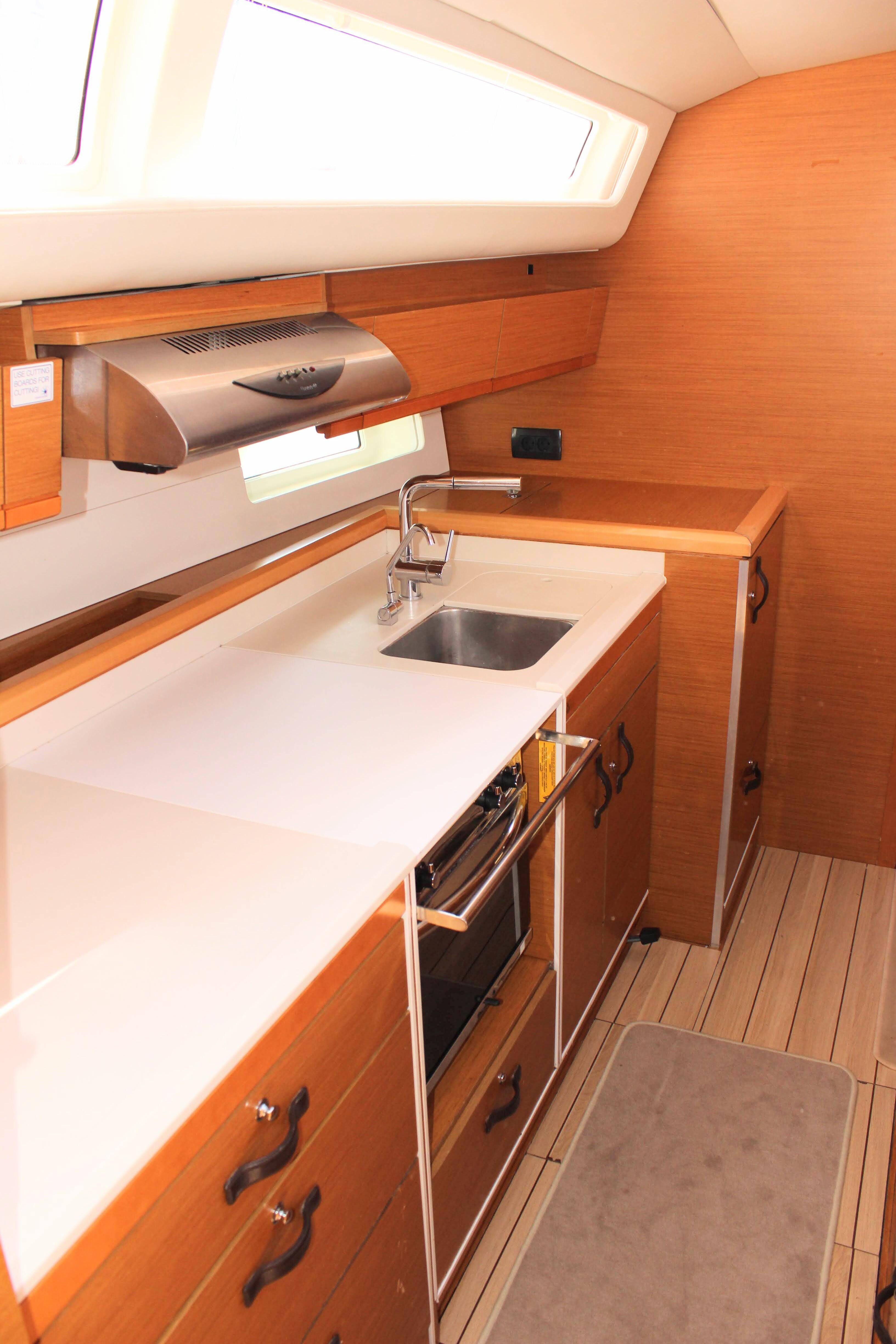 Sailing yacht 