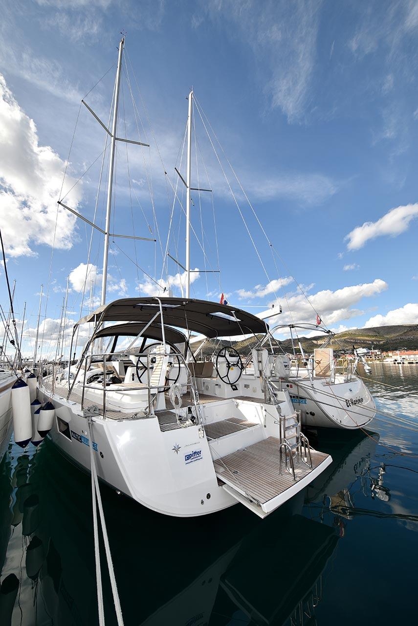 Sailing yacht 